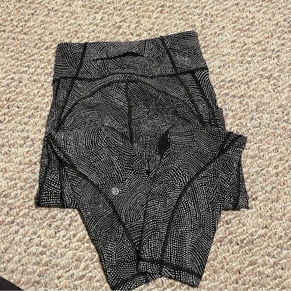 Lululemon Time To Sweat Crop *23" Free Spirit Alpine White Black- Size 4 - Picture 5 of 6